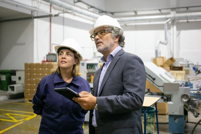 Equipo industrial utilizando tecnología para gestionar procesos con Odoo ERP/MRP